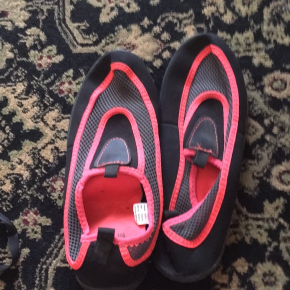 womens water shoes size 8
